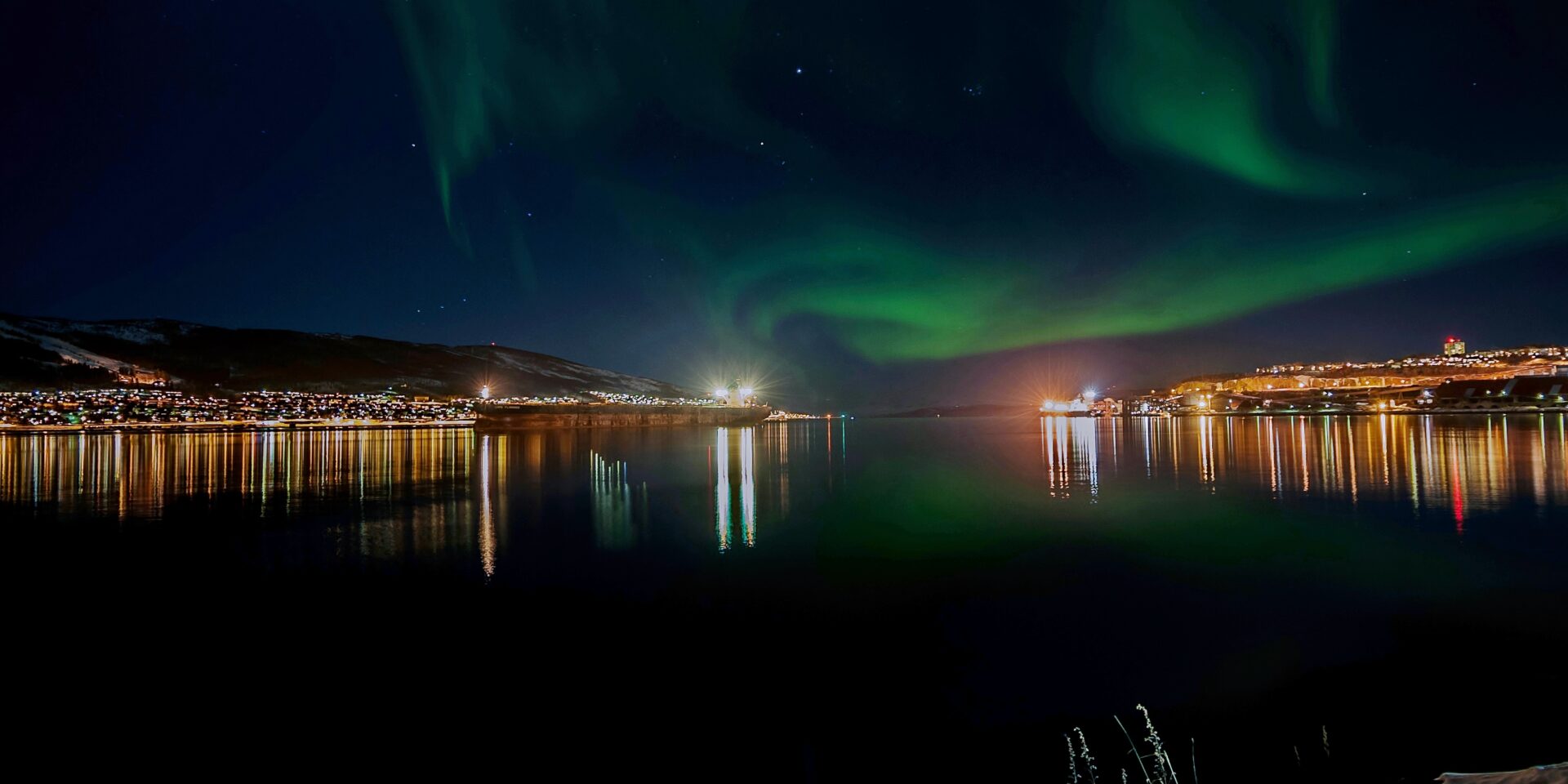 Narvik Havn med nordlys dansende